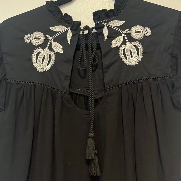 Black top with white embroidery and cap sleeves! - Picture 3 of 5